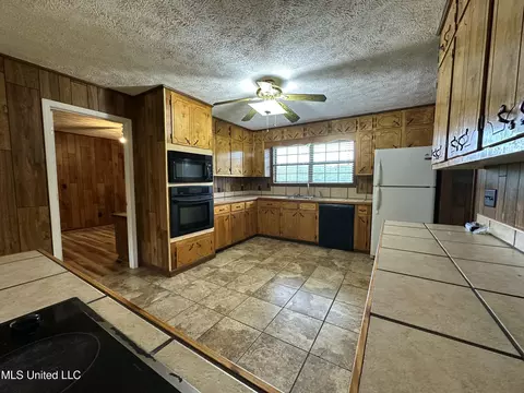 Kitchen - 40231 Rye Bottom Rd, Aberdeen, MS 39730 photo 2 of 2