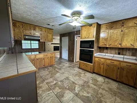 Kitchen - 40231 Rye Bottom Rd, Aberdeen, MS 39730 photo 1 of 2