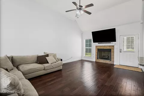 Living - 10437 Emerald Cv, Hernando, MS 38632 photo 1 of 2