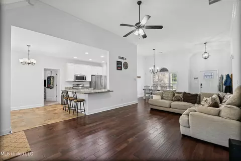 Entry Way - 10437 Emerald Cv, Hernando, MS 38632 photo 1 of 1
