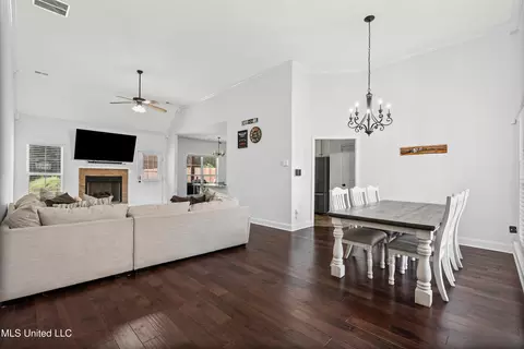 Dining - 10437 Emerald Cv, Hernando, MS 38632 photo 2 of 2