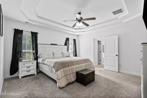 Bedroom - 10437 Emerald Cv, Hernando, MS 38632 photo 2 of 5