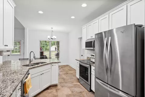 Kitchen - 10437 Emerald Cv, Hernando, MS 38632 photo 2 of 2
