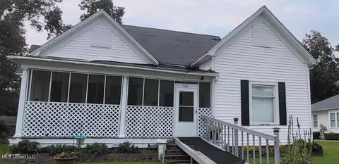 303 Central St, Belzoni, MS 39038