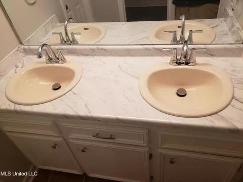 Bath - 455 Eagle Ct, Byram, MS 39272 photo 2 of 2