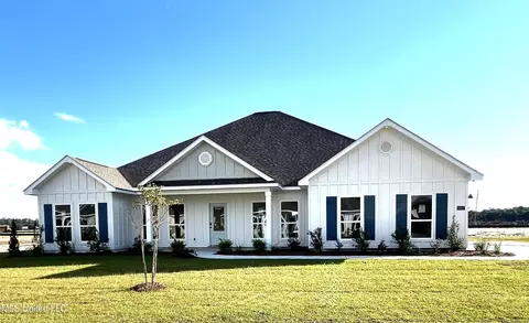 6613 Palm Pointe Dr, Ocean Springs, MS 39564