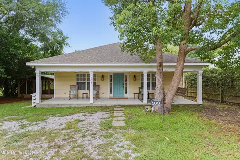 103 Oak Dr, Bay Saint Louis, MS 39520