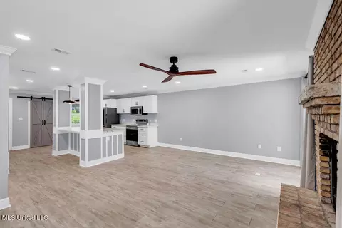 Living - 280 Highpoint Dr, Diamondhead, MS 39525 photo 2 of 4