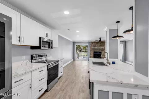 Kitchen - 280 Highpoint Dr, Diamondhead, MS 39525 photo 4 of 5