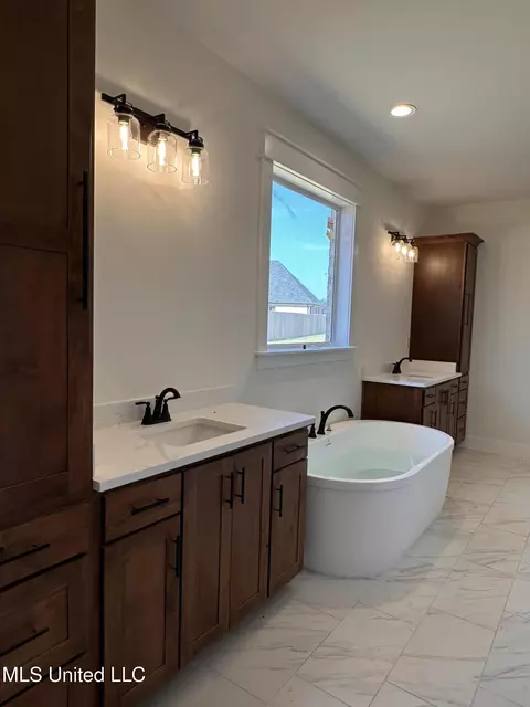 Bath - 4391 Brooke Dr, Nesbit, MS 38651 photo 4 of 6