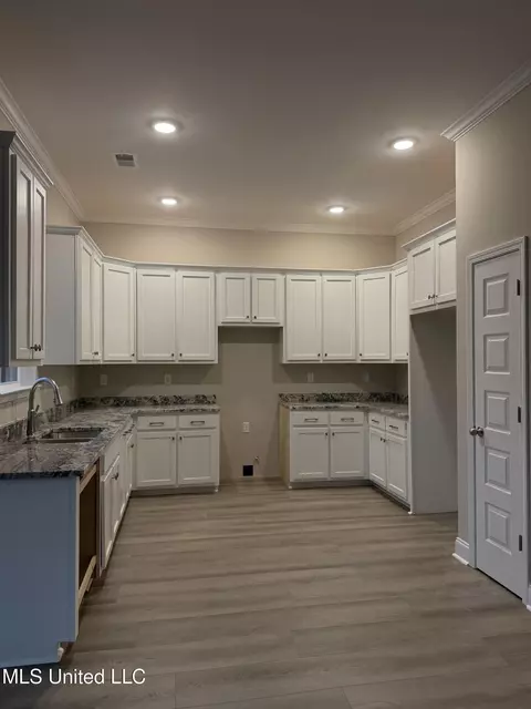 Kitchen - 5267 Watson View Dr, Nesbit, MS 38651 photo 1 of 2