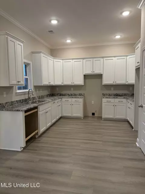 Kitchen - 5267 Watson View Dr, Nesbit, MS 38651 photo 2 of 2