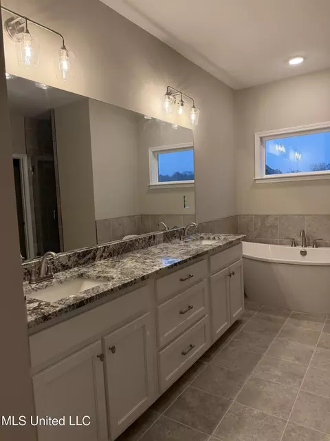 Bath - 5267 Watson View Dr, Nesbit, MS 38651 photo 1 of 2