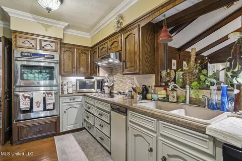 Kitchen - 127 Winged Foot Cir, Jackson, MS 39211 photo 2 of 3