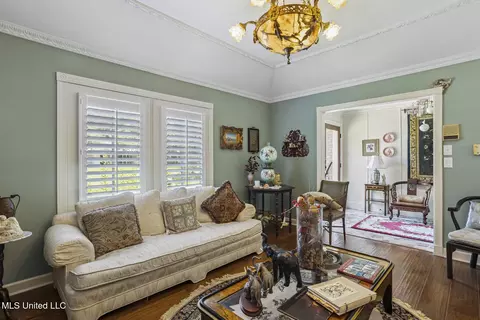 Living - 127 Winged Foot Cir, Jackson, MS 39211 photo 2 of 4
