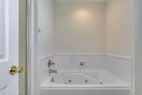 Bath - 625 Briars Bnd, Brandon, MS 39042 photo 2 of 5