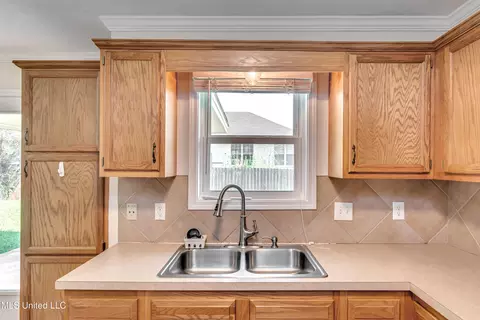 Kitchen - 625 Briars Bnd, Brandon, MS 39042 photo 6 of 7