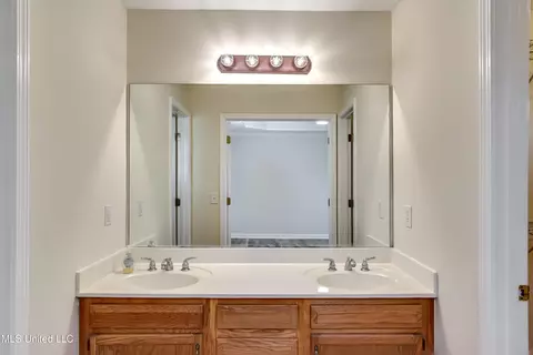 Bath - 625 Briars Bnd, Brandon, MS 39042 photo 1 of 5