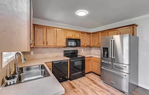 Kitchen - 625 Briars Bnd, Brandon, MS 39042 photo 4 of 7