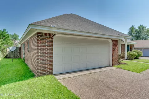 Exterior - 625 Briars Bnd, Brandon, MS 39042 photo 6 of 15