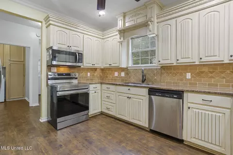 Kitchen - 1629 Kimbell Rd, Terry, MS 39170 photo 2 of 4