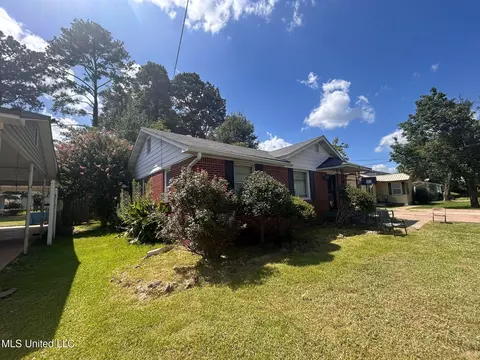 2023 Carroll St, Grenada, MS 38901 photo 1