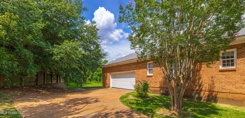 Exterior - 100 Rolling Meadows Dr, Jackson, MS 39211 photo 4 of 8