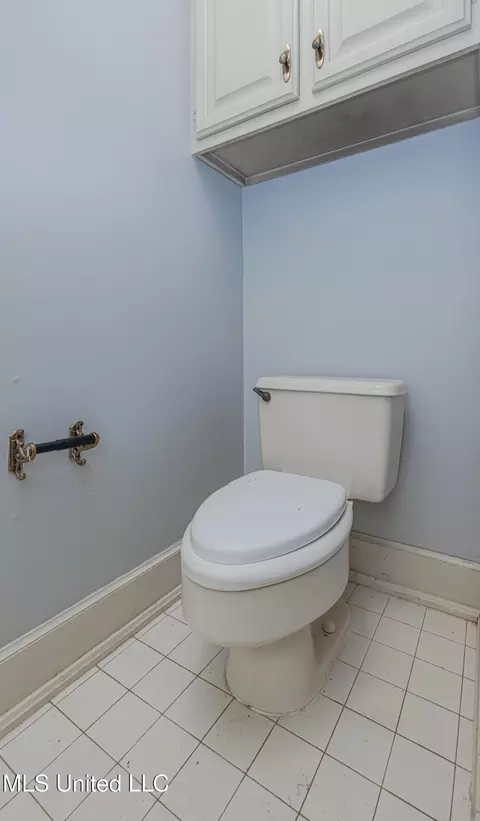 Bath - 100 Rolling Meadows Dr, Jackson, MS 39211 photo 2 of 3