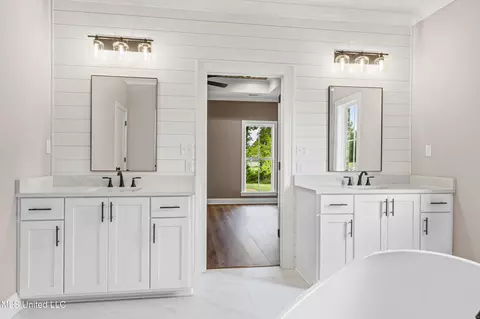 Bath - 1688 Ashtons Lane Ln, Hernando, MS 38632 photo 2 of 4
