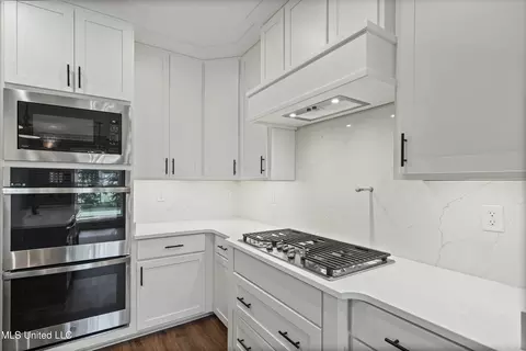 Kitchen - 1688 Ashtons Lane Ln, Hernando, MS 38632 photo 2 of 2