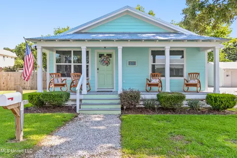 321 Saint George St, Bay Saint Louis, MS 39520