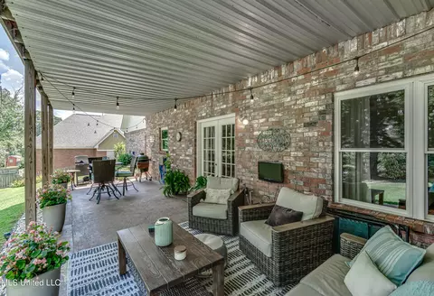 Exterior - 556 Cliffview Dr, Brandon, MS 39047 photo 6 of 10