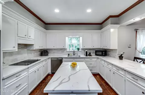 Kitchen - 556 Cliffview Dr, Brandon, MS 39047 photo 2 of 4