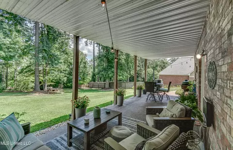 Exterior - 556 Cliffview Dr, Brandon, MS 39047 photo 5 of 10
