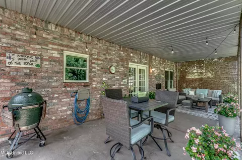 Exterior - 556 Cliffview Dr, Brandon, MS 39047 photo 7 of 10