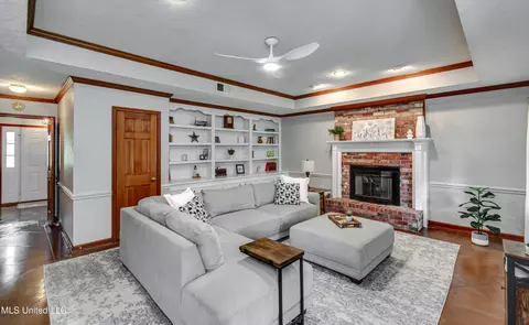Living - 556 Cliffview Dr, Brandon, MS 39047 photo 1 of 2