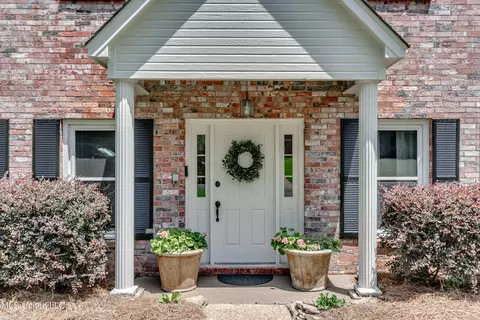 Exterior - 556 Cliffview Dr, Brandon, MS 39047 photo 2 of 10