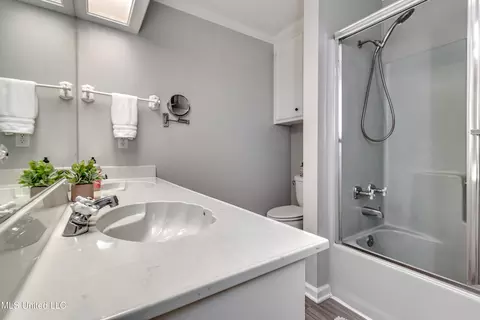 Bath - 556 Cliffview Dr, Brandon, MS 39047 photo 7 of 7