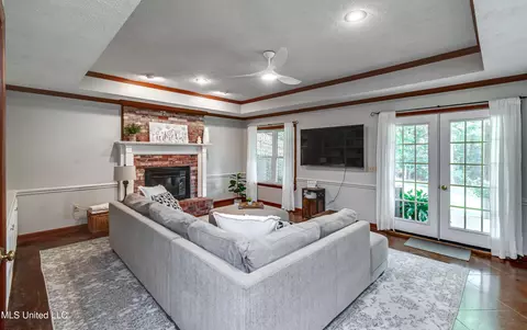 Living - 556 Cliffview Dr, Brandon, MS 39047 photo 2 of 2