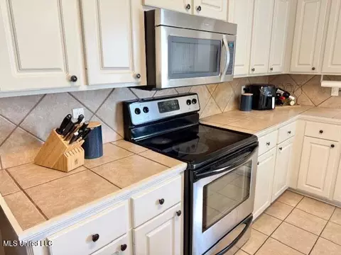 Kitchen - 629 Westhill Rd, Brandon, MS 39042 photo 2 of 3