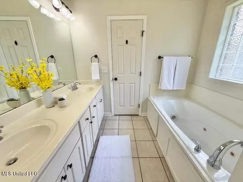 Bath - 629 Westhill Rd, Brandon, MS 39042 photo 2 of 3