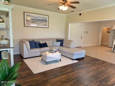 Living - 629 Westhill Rd, Brandon, MS 39042 photo 2 of 3