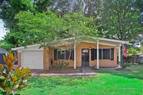 122 Clarence Dr, Gulfport, MS 39503