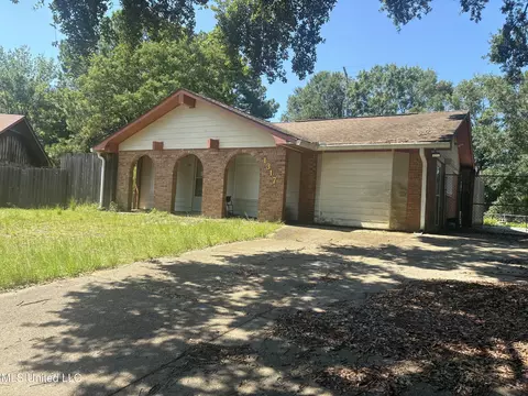 1317 Chalmette Ave, Ocean Springs, MS 39564