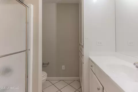 Bath - 5232 Old Byram Rd, Byram, MS 39272 photo 8 of 14