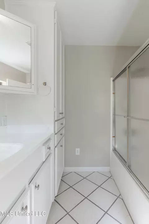 Bath - 5232 Old Byram Rd, Byram, MS 39272 photo 4 of 14