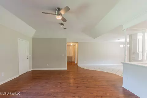 Living - 5232 Old Byram Rd, Byram, MS 39272 photo 5 of 6