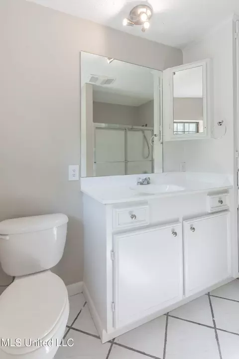 Bath - 5232 Old Byram Rd, Byram, MS 39272 photo 2 of 14