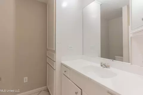 Bath - 5232 Old Byram Rd, Byram, MS 39272 photo 10 of 14