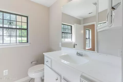 Bath - 5232 Old Byram Rd, Byram, MS 39272 photo 5 of 14